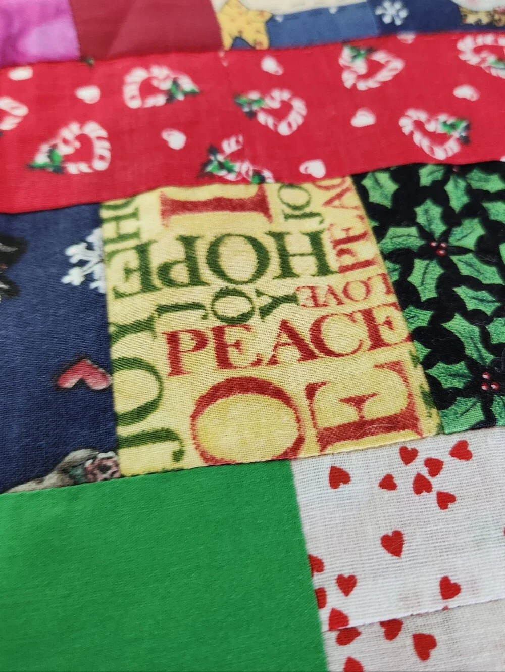🎄 Cozy Up Your Holidays with this Handmade Christmas Quilt! 🎄